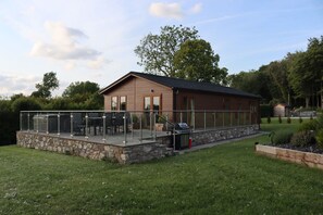 Outdoor dining - Pine Lodge (Holywell)