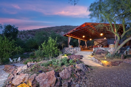 施設の敷地. Aravaipa Treehouse | Farm Stay AZ