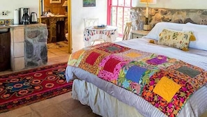 Una habitación con cama, escritorio, silla y ventana.