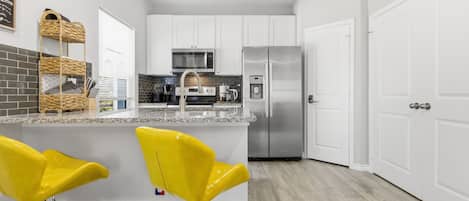 Mikrobølgeovn, ovn, kokeplater og oppvaskmaskin