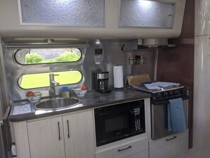 Kühlschrank, Mikrowelle, Herdplatte, Wasserkocher mit Kaffee-/Teezubehör