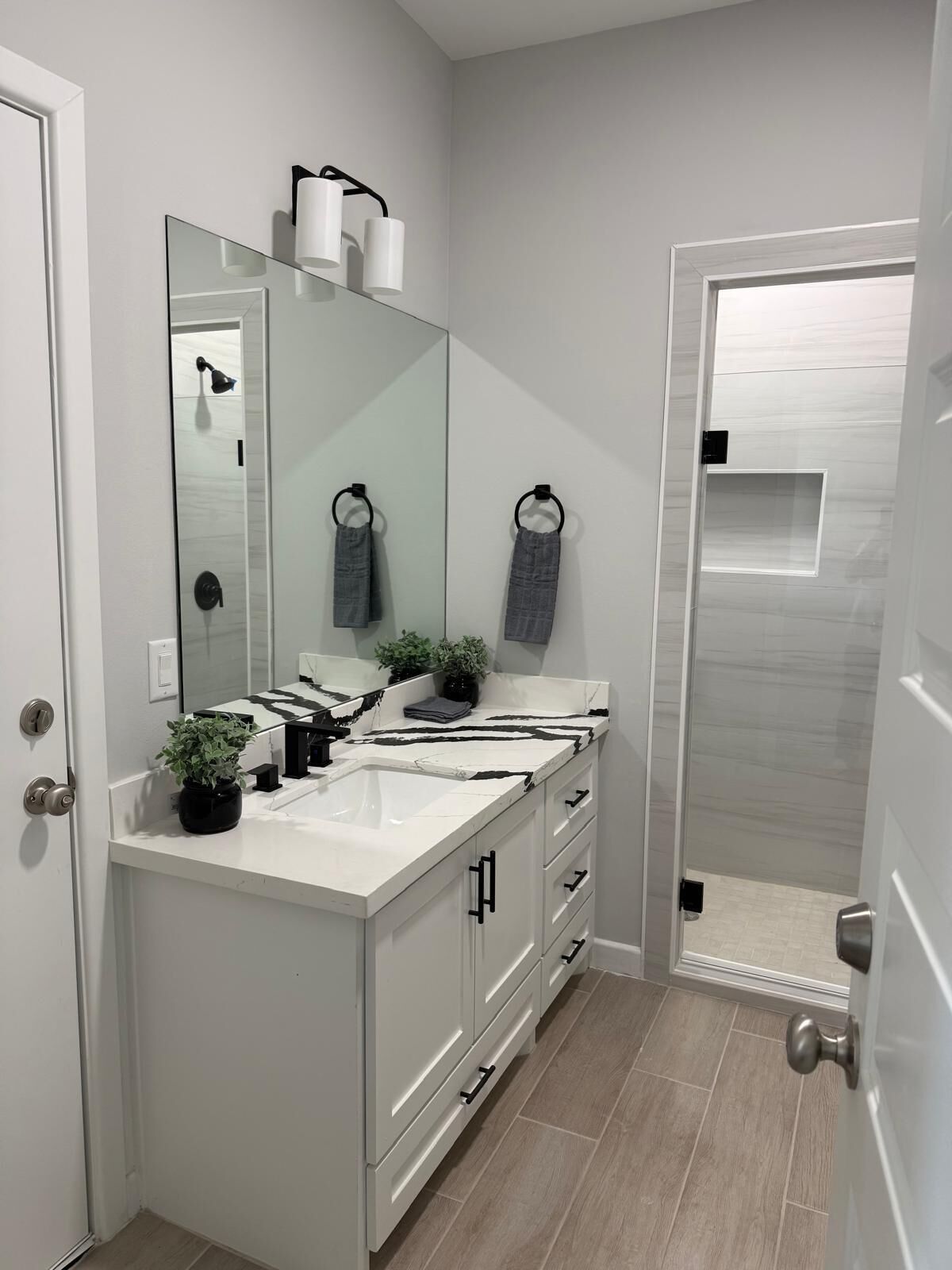 Een douche, een haardroger, handdoeken, zeep