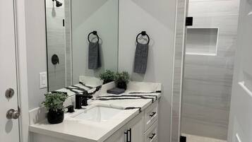 Een douche, een haardroger, handdoeken, zeep