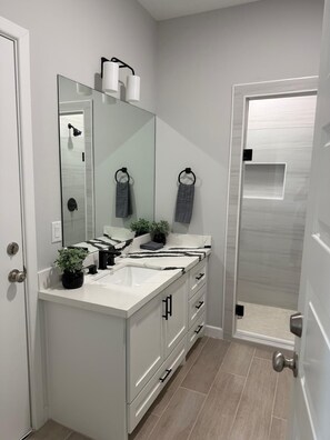 Een douche, een haardroger, handdoeken, zeep