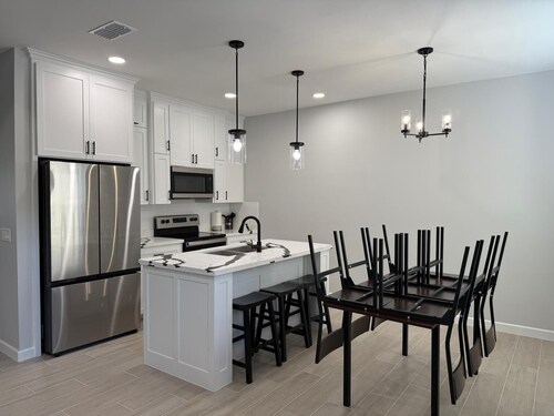 2BR Home w/ Pool Great Location
Close to restaurants, parks, shopping