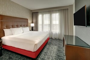 Sängtillbehör av högsta kvalitet, skrivbord och mörkläggningsgardiner