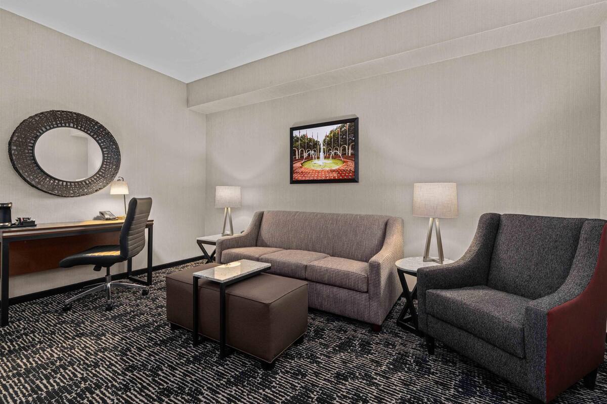 Literie de qualité supérieure, bureau, rideaux occultants