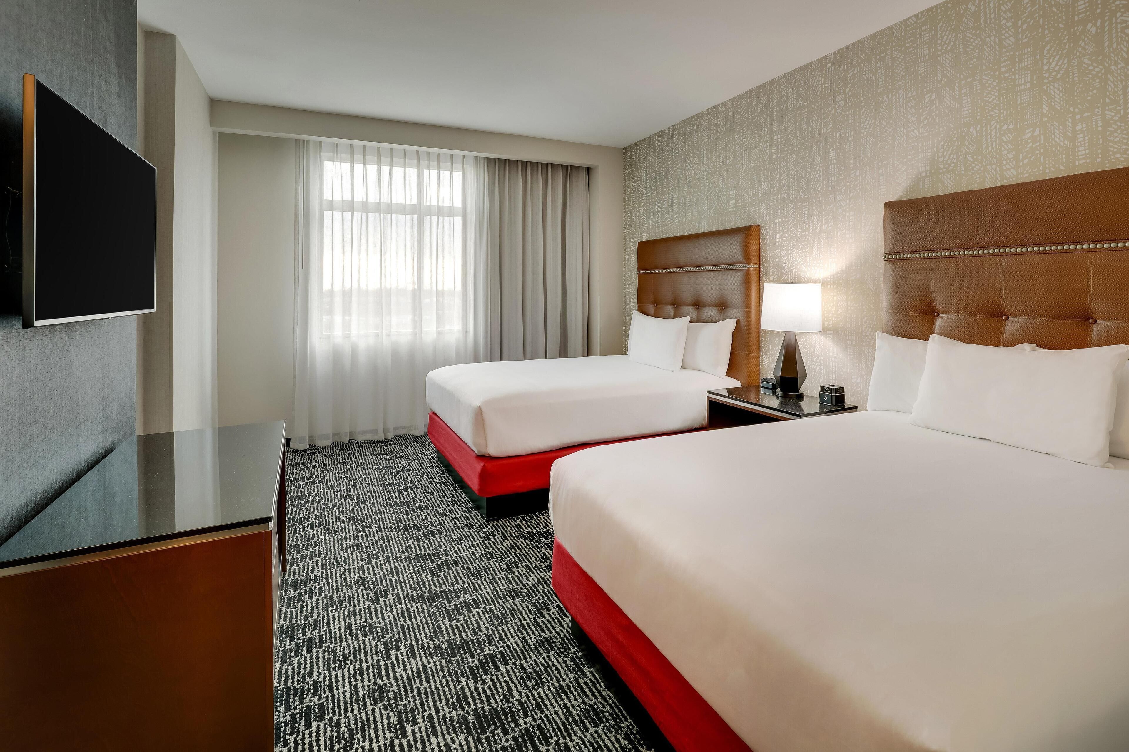 أغطية فراش متميزة ومكتب وستائر تعتيم ومكواة/لوح كي