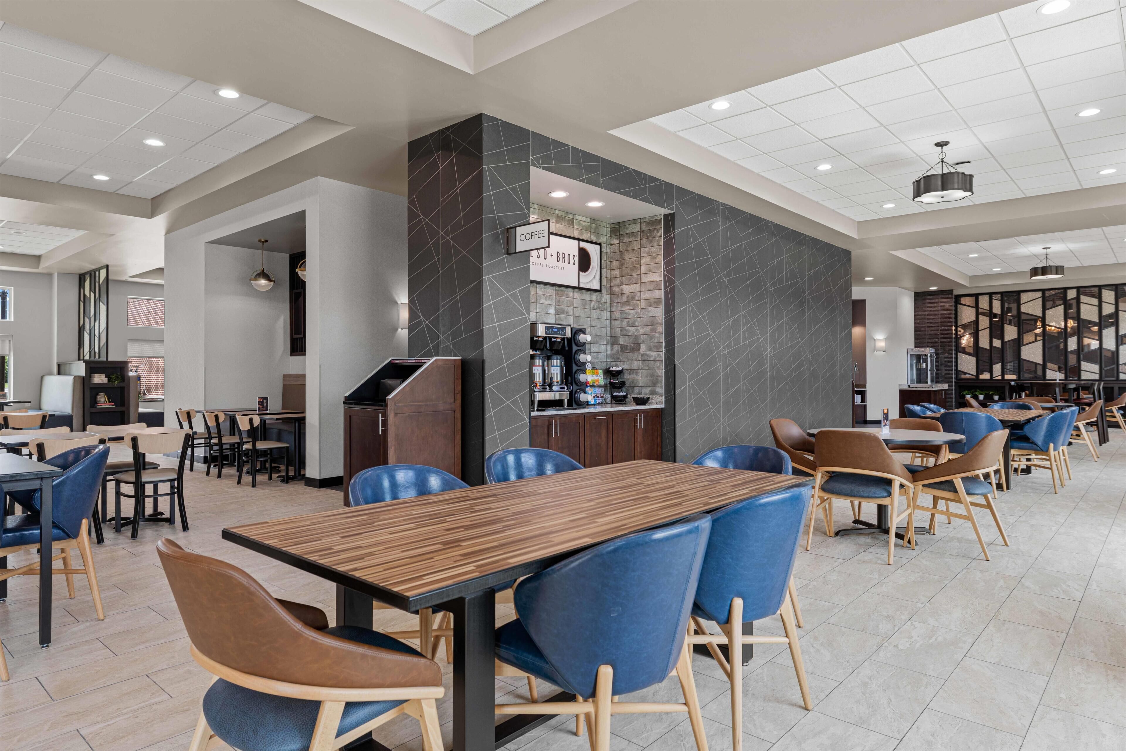 Café da manhã com buffet grátis todos os dias