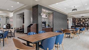 Café da manhã com buffet grátis todos os dias