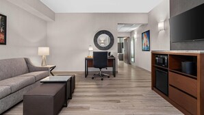 Svit - 1 kingsize-säng med bäddsoffa - badkar (Upper Floor, Sofa Sleeper, 2 Rooms) | Sängtillbehör av högsta kvalitet, skrivbord och mörkläggningsgardiner