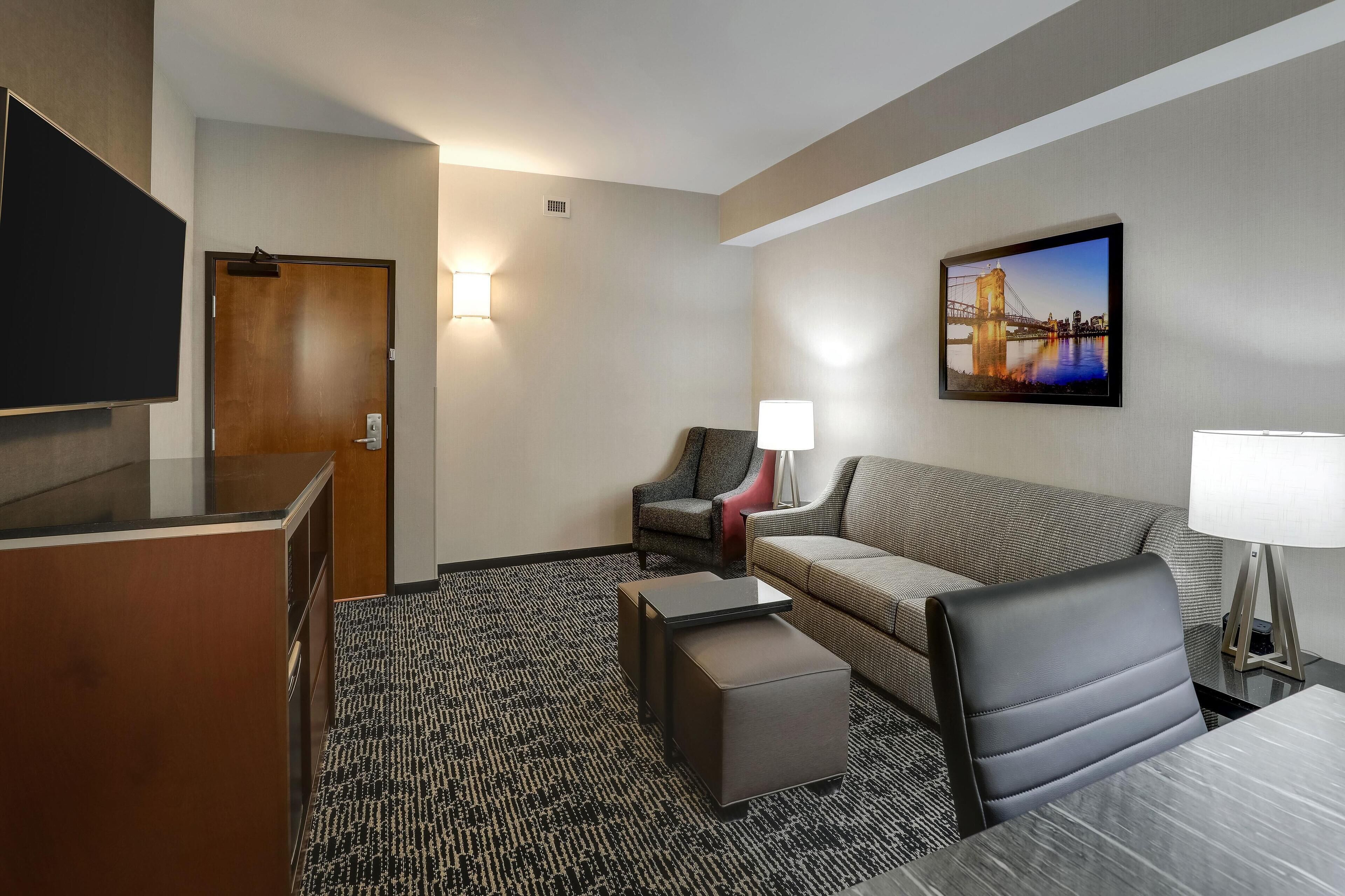 Roupas de cama premium, escrivaninha, cortinas blackout