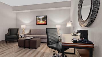 Svit - 1 kingsize-säng med bäddsoffa - badkar (Upper Floor, Sofa Sleeper, 2 Rooms) | Sängtillbehör av högsta kvalitet, skrivbord och mörkläggningsgardiner