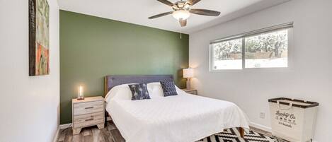 Desk, iron/ironing board, WiFi, bed sheets