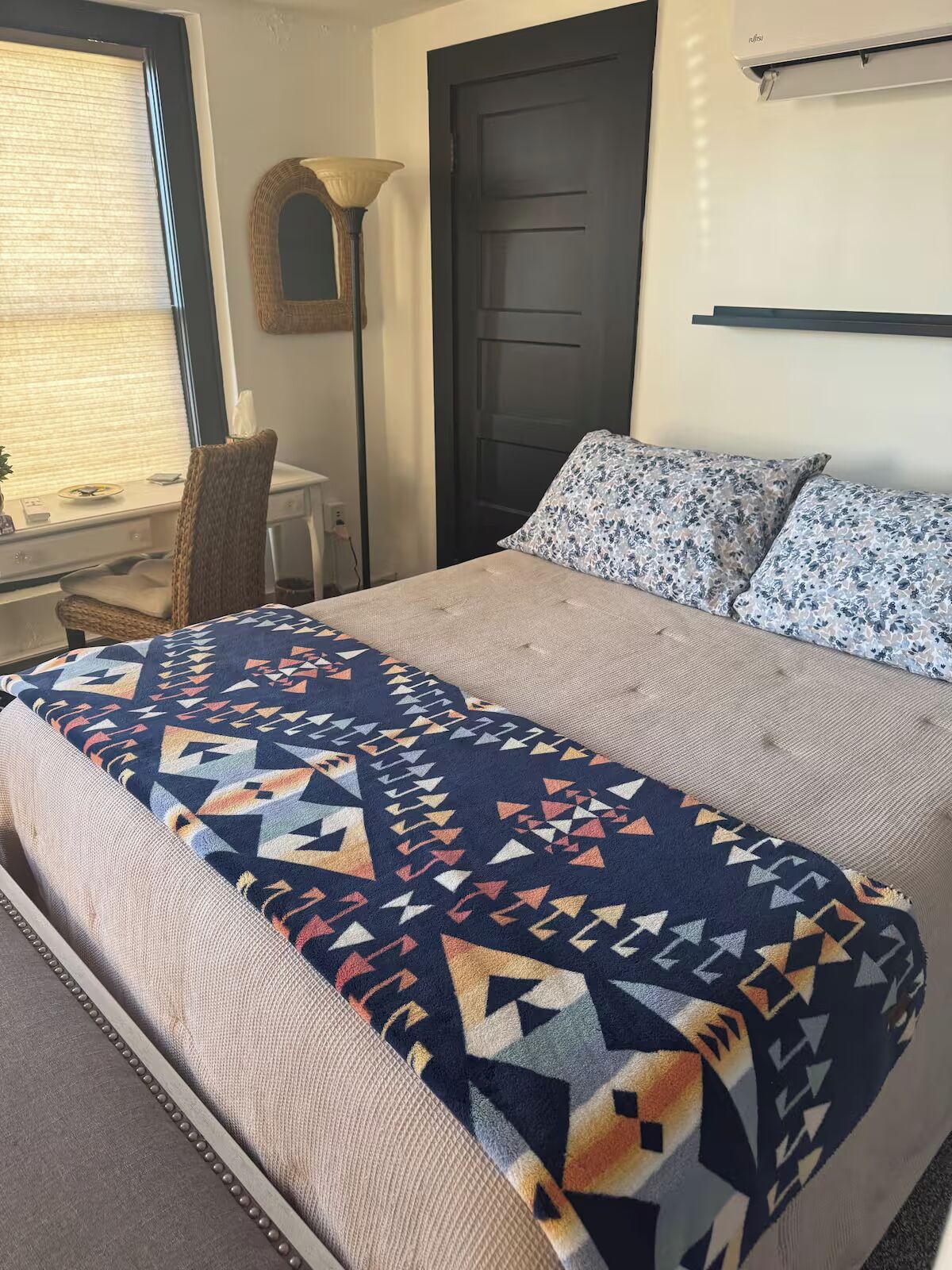 1 chambre, fer et planche à repasser, accès à Internet, literie fournie