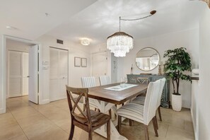 Dining - Hollywood Beach Condo 1 KM from Beach. Professionally Decorated. (Dania Beach)