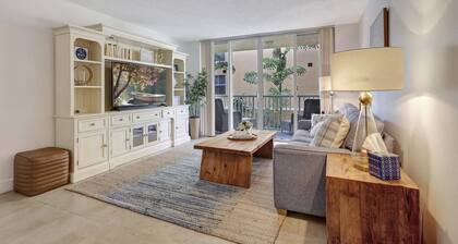 Hollywood Beach Condo 1 KM from Beach. Professionally Decorated.
