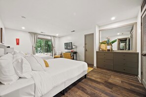 4 bedrooms, desk, iron/ironing board, free WiFi - Spacious Designer Stay Near Callaway Waterpark (Pine Mountain)