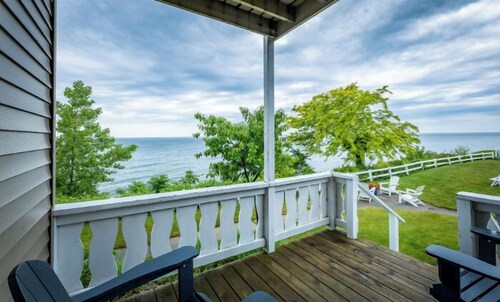 Lakefront Queen Room with Twin sofa sleeper