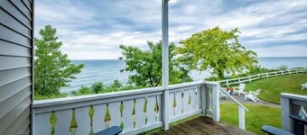 Lakefront Queen Room with Twin sofa sleeper