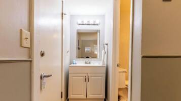 SĂšche-cheveux, serviettes fournies