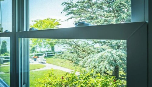 Great room for families, lake views and two bathrooms