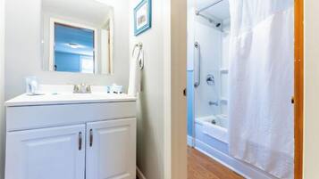 SĂšche-cheveux, serviettes fournies