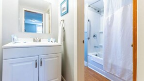 Secador de cabelo, toalhas de banho