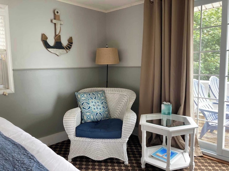 Queen Room With Views From Balcony. - Michigan