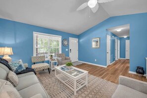 Smart TV, books - Cozy Cottage in Oak Island - Pet & Boat Friendly (Oak Island)