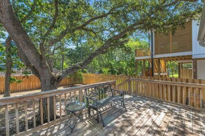 Terrace/patio - Cozy Cottage in Oak Island - Pet & Boat Friendly (Oak Island)