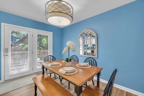 Dining - Cozy Cottage in Oak Island - Pet & Boat Friendly (Oak Island)