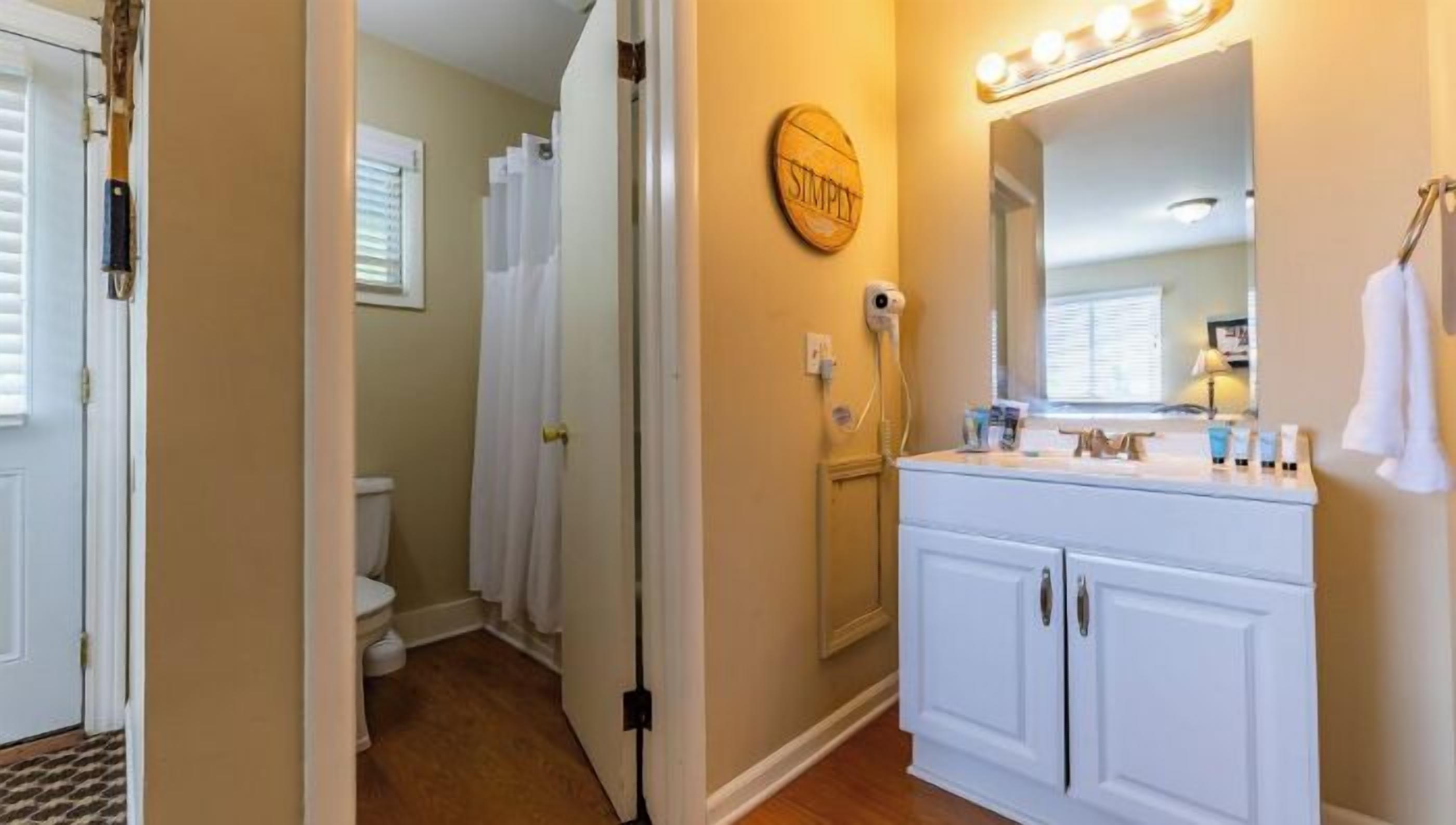 Sèche-cheveux, serviettes fournies