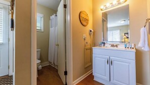 Secador de cabelo, toalhas de banho