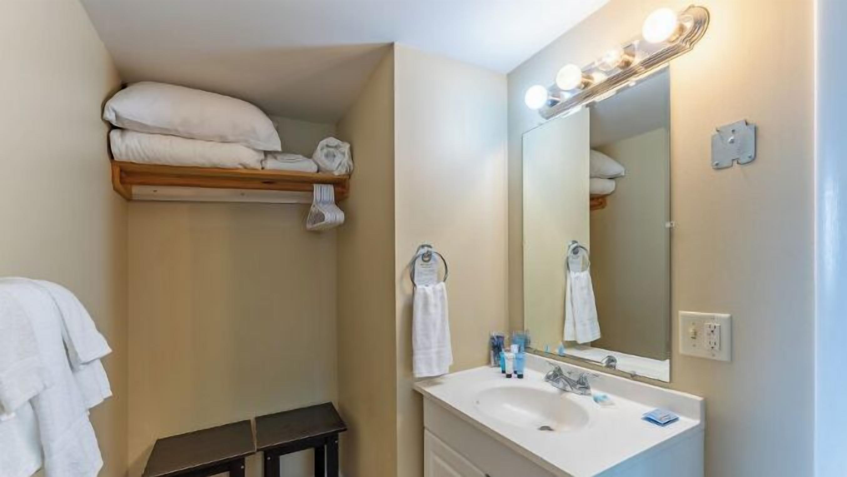 Sèche-cheveux, serviettes fournies