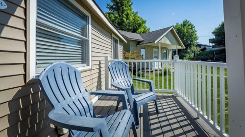 Two bedroom cottage with 3 beds and a sofa sleeper