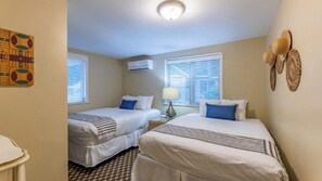 2 bedrooms, bed sheets - Stand alone, two-bedroom cottage with large living room (Whitehall)