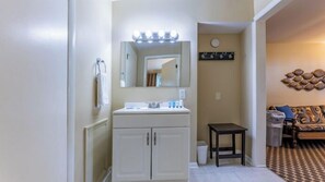 Hair dryer, towels - Cottage E - Handicap accessible entrance ramp. 2 bedrooms (Whitehall)