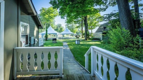 Cottage E - Handicap accessible entrance ramp. 2 bedrooms