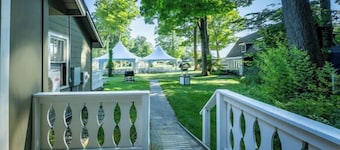 Cottage E - Handicap accessible entrance ramp. 2 bedrooms