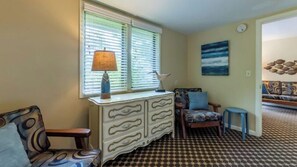 Offices - Cottage F - Great for families, convenient kitchen, and two bedrooms (Whitehall)