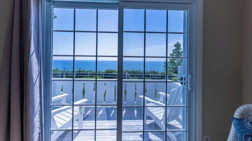 Lakefront room that sleeps 5