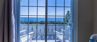 Lakefront room that sleeps 5