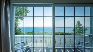 Interior - Lakefront King with full kitchen (Whitehall)