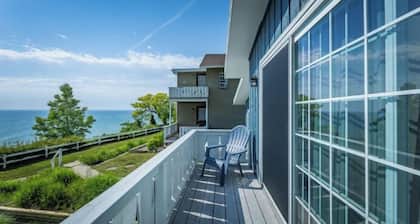 Lakefront King with full kitchen