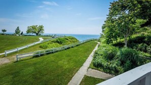 Property grounds - Economical, well-appointed queen room. (Whitehall)