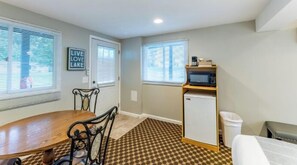 Dining - Economical, well-appointed queen room. (Whitehall)