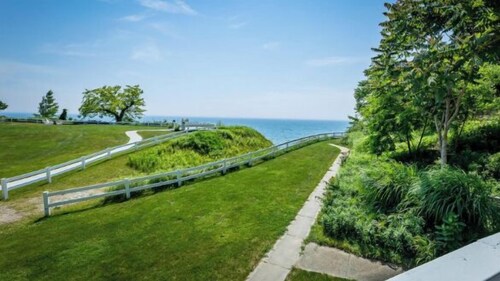 Economical, well-appointed queen room.