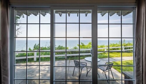 Lakefront, king bed and sofa sleeper, ground level 