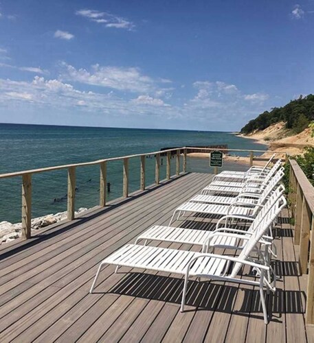 Lakefront king bed, double bed and sofa sleeper